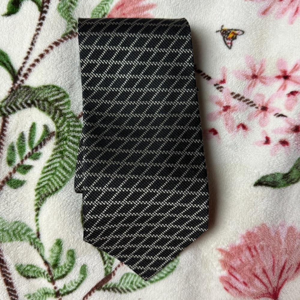 Elegant Black and Gray Patterned Men's Tie